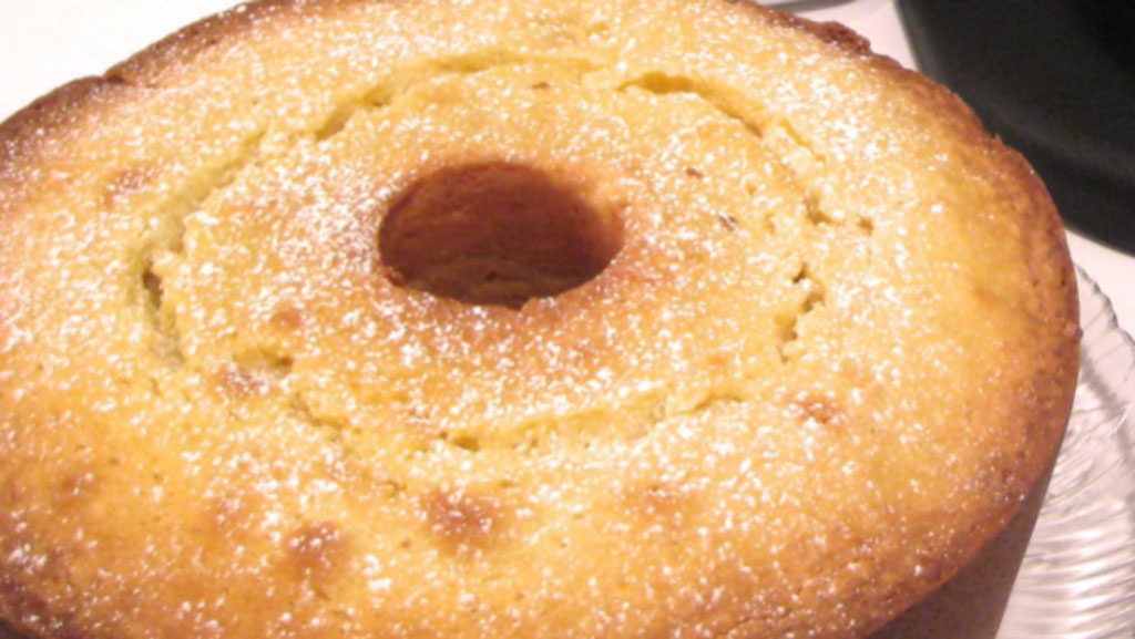 Bolo de flocão de milho com 4 ingredientes