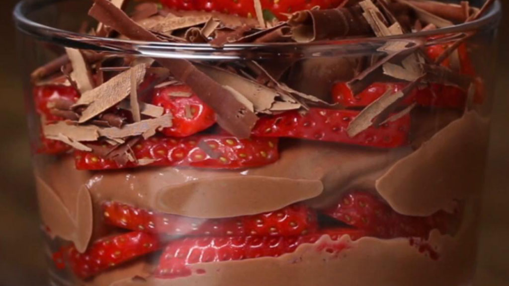 Flan cremoso de chocolate com morangos; Veja como fazer