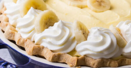 Torta especial de banana com brigadeiro branco; faça aí