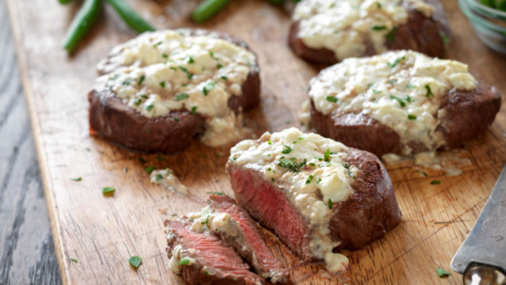 Filé mignon ao alho com molho de gorgonzola; aprenda a fazer.