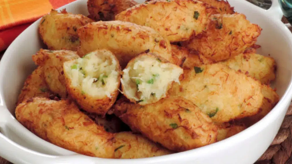 Bolinho de mandioca com bacalhau