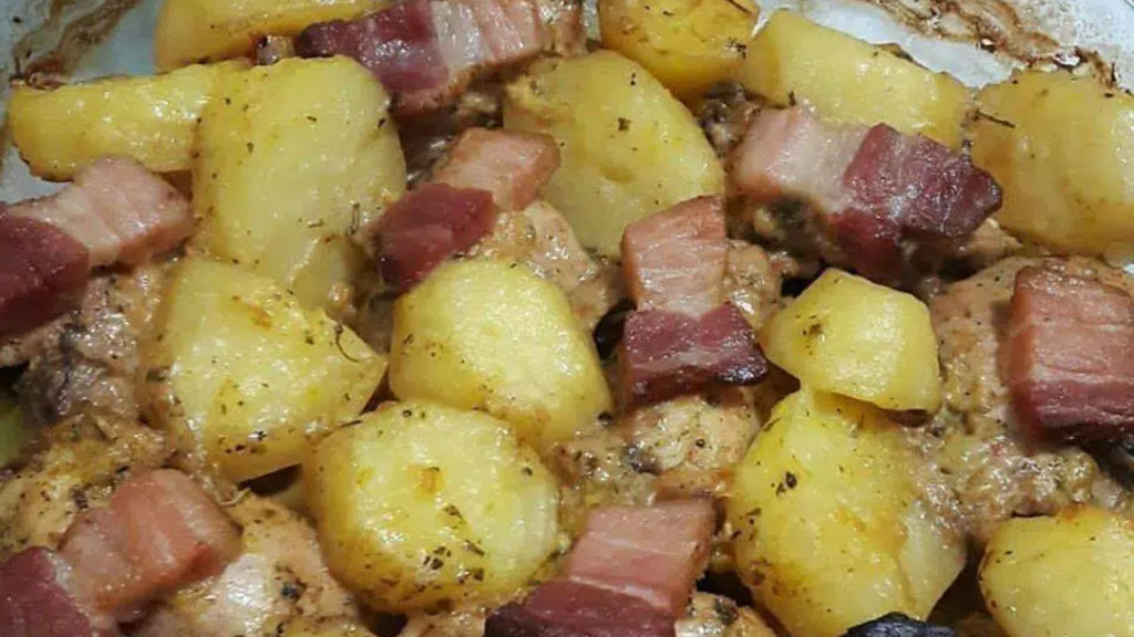 Coxa sobrecoxa assada com batata, faça no almoço de domingo