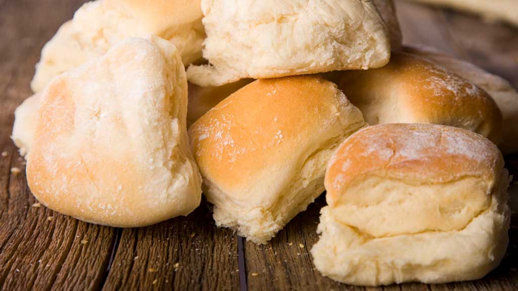 Pãozinho caseiro feito com água fica uma delícia, faça aí