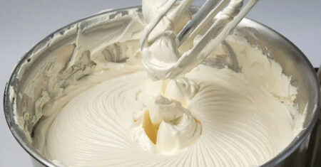 Cobertura de 4 leites com chocolate branco, faça para rechear doces e bolos