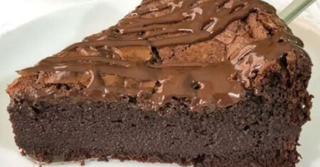 Torta de chocolate com 3 ingredientes, fica uma delícia, faça aí