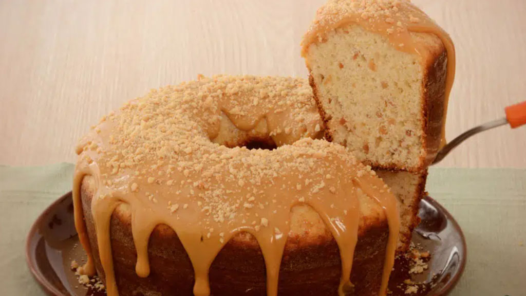 Bolo de paçoca com doce de leite