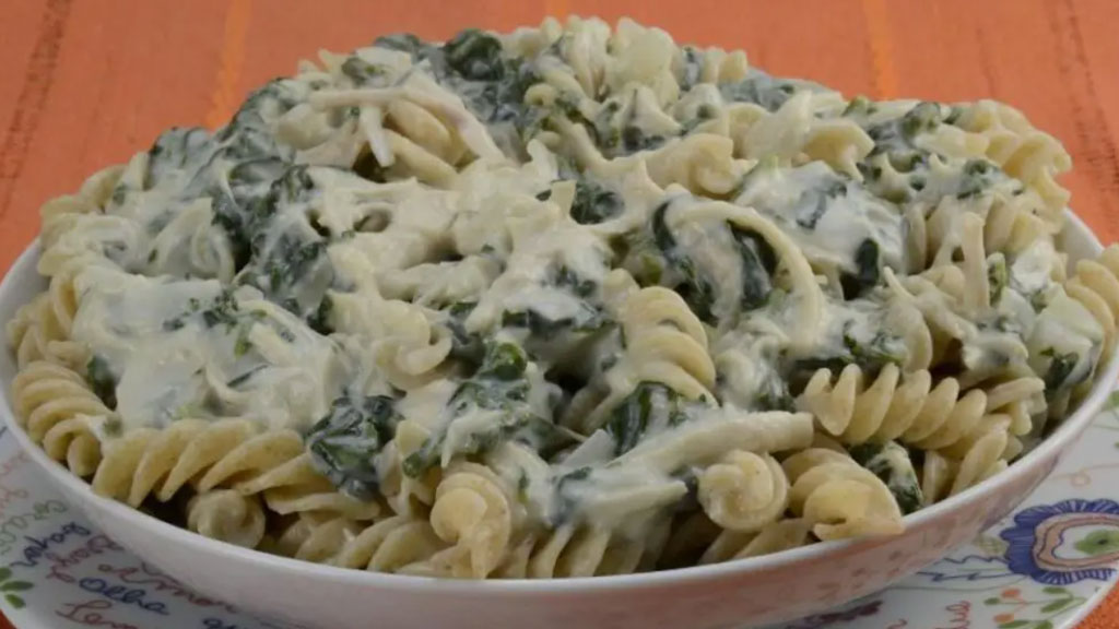 Macarrão ao molho branco com espinafre