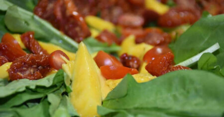 Salada de folhas com frutas, gostoso e saudável, faça hoje