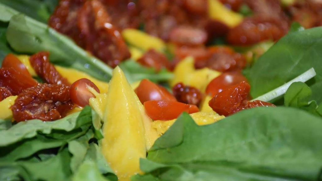 Salada de folhas com frutas