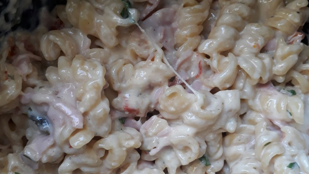 Macarrão com presunto e queijo na pressão