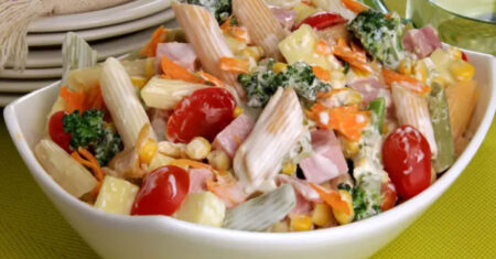 Salada de macarrão colorida, faça para acompanhar sua refeição, confira aqui