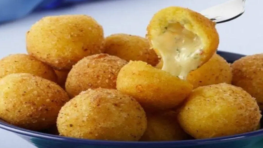 Bolinha de queijo com ervas