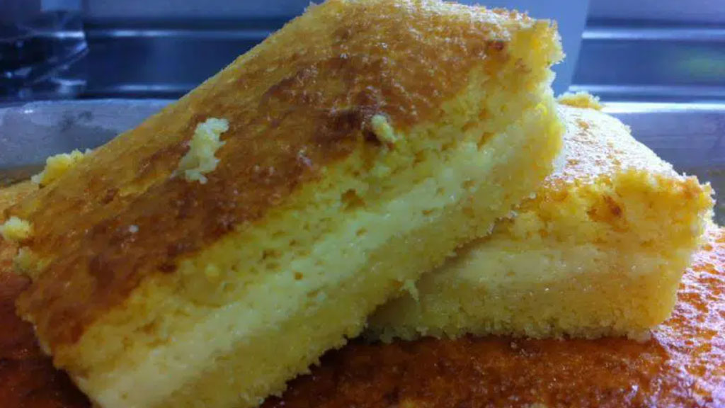 Bolo de fubá com queijo