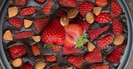 Brownie de chocolate com morangos, sobremesa prática e deliciosa, faça assim
