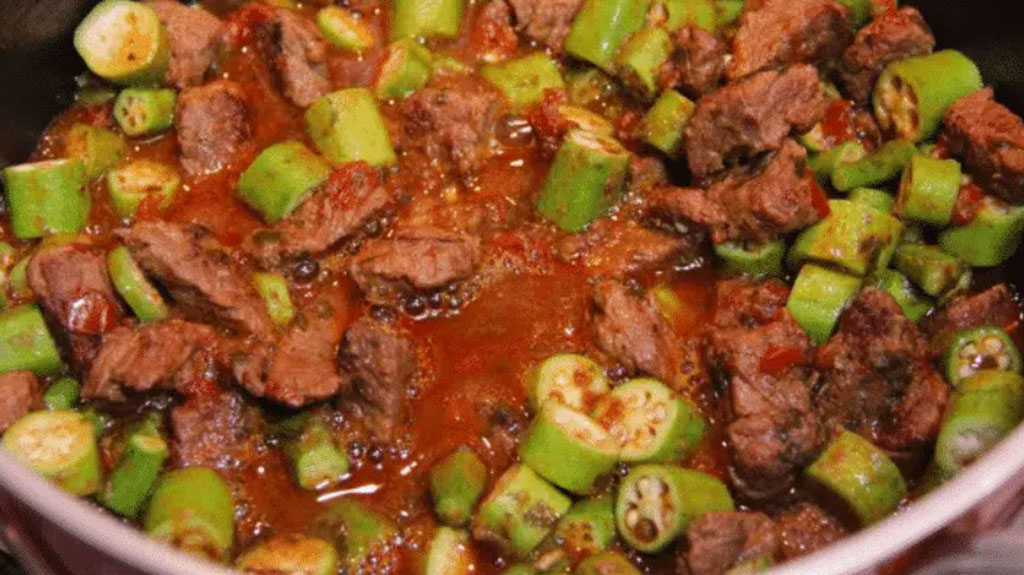 Carne picadinha com quiabo