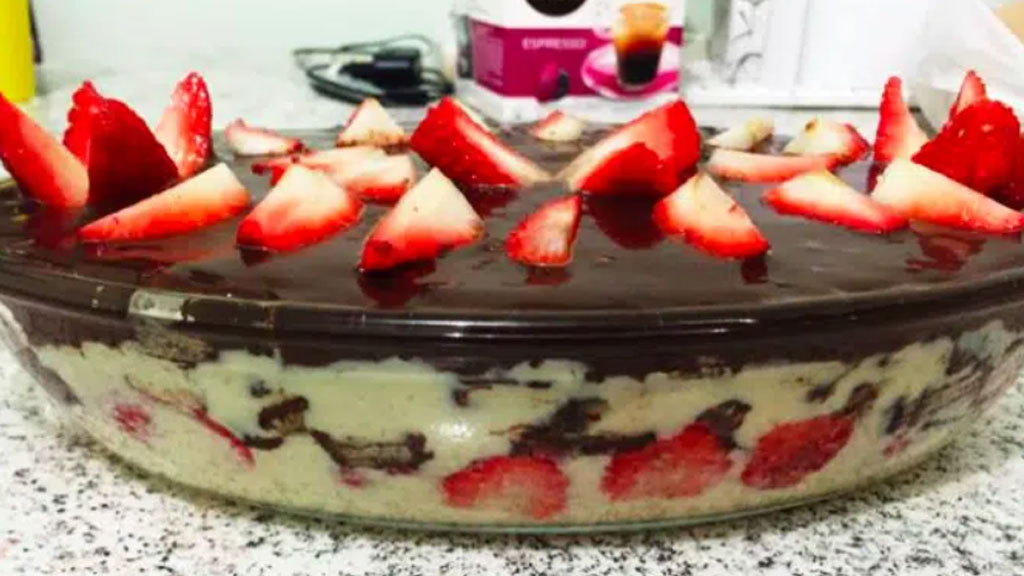 Torta surpresa de bis e morangos