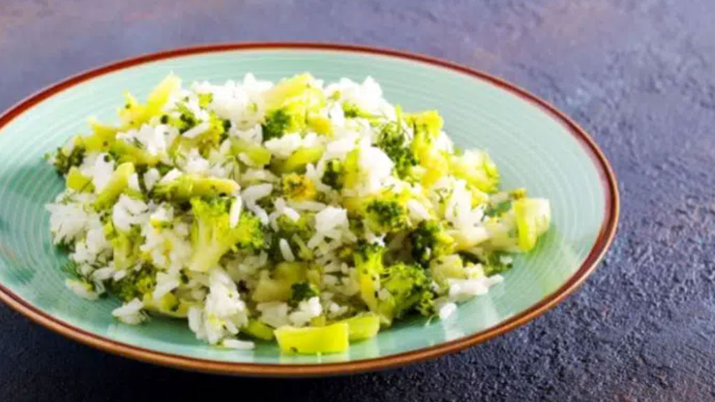 Arroz com brócolis na manteiga