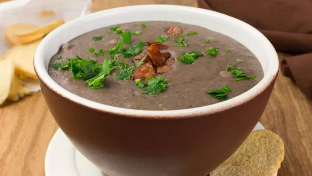 Caldo de feijão com calabresa