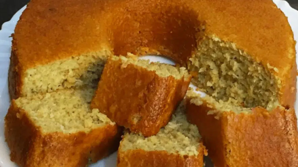 Bolo de banana com coco e aveia