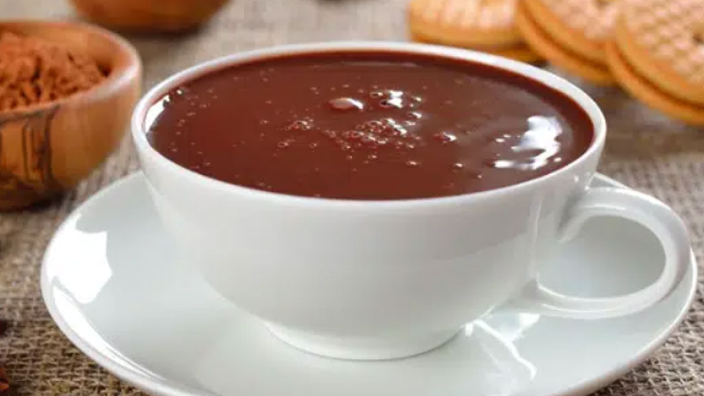 Chocolate quente com canela em pau