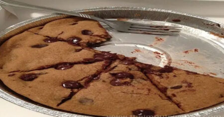 Cookie gigante com gotas de chocolate, confira abaixo
