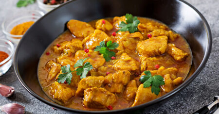 Frango com molho de curry, muito saboroso e suculento, veja