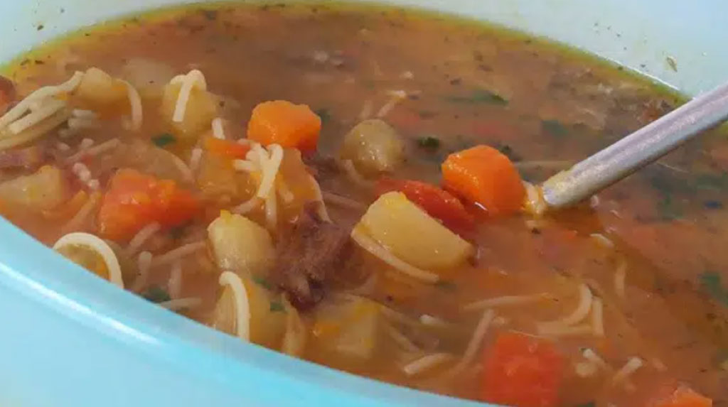 Sopa de macarrão com legumes