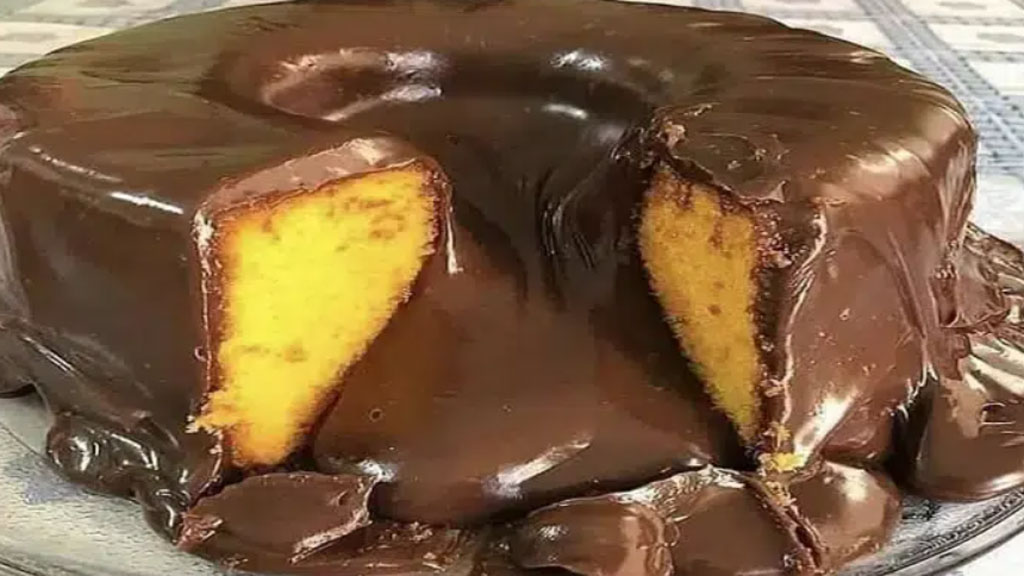 Bolo vulcão de cenoura com chocolate