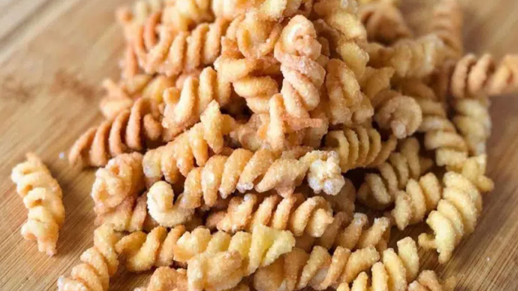 Macarrão frito com canela