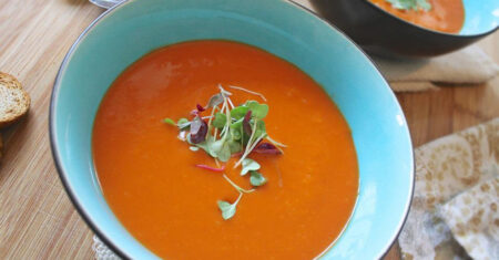 Sopa de tomate cremosa para comer em dias frios, veja