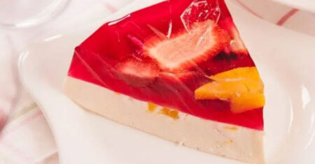 Terrine de gelatina com morangos, faça essa deliciosa sobremesa