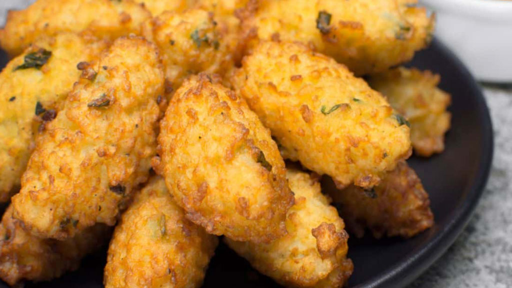 Bolinho de arroz com queijo ralado