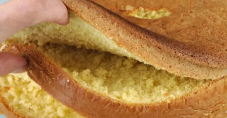 Bolo pão de ló de 4 ingredientes com a massa mais fofinha do mundo, veja