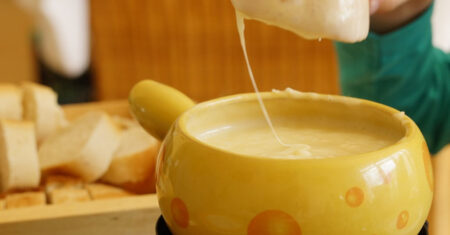 Fondue de queijo rápido, simples e muito gostoso, veja como fazer
