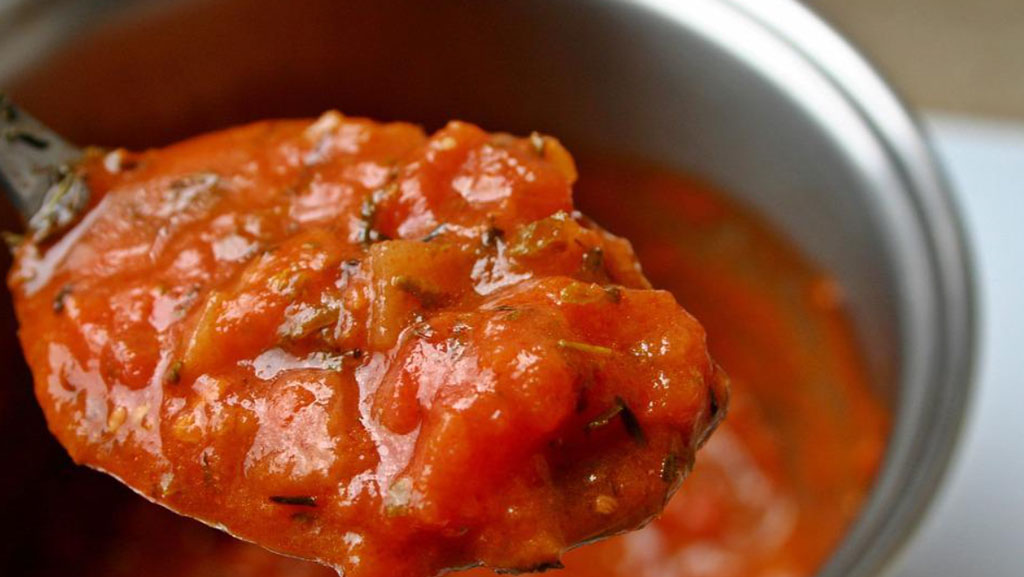 Molho de tomate com manjericão
