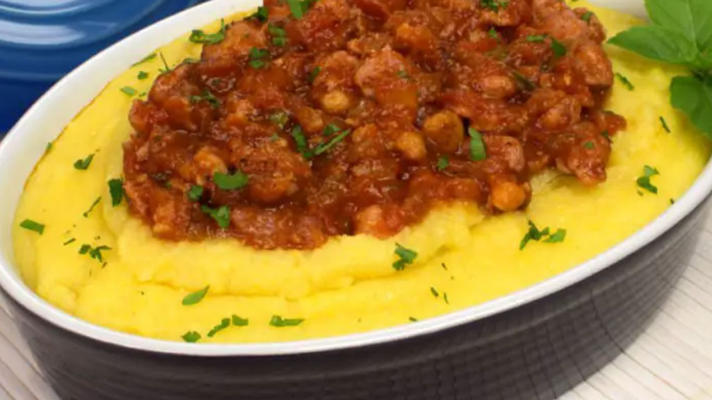 Polenta com picadinho