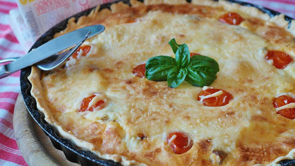 Torta saborosa de presunto e queijo