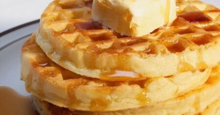Waffle de pão de queijo, delicioso e crocante para o café da manhã, veja
