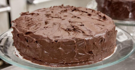 Torta de chocolate com wafer de 4 ingredientes, fica uma delícia, veja