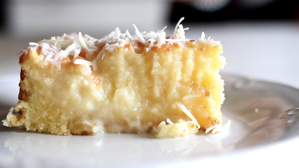 Bolo de coco gelado e fofinho