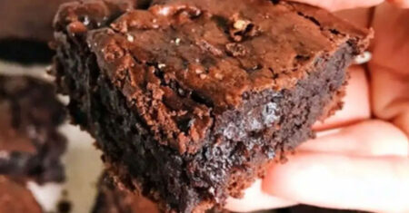 Brownie integral de 5 ingredientes, fica surreal de tão gostoso, veja