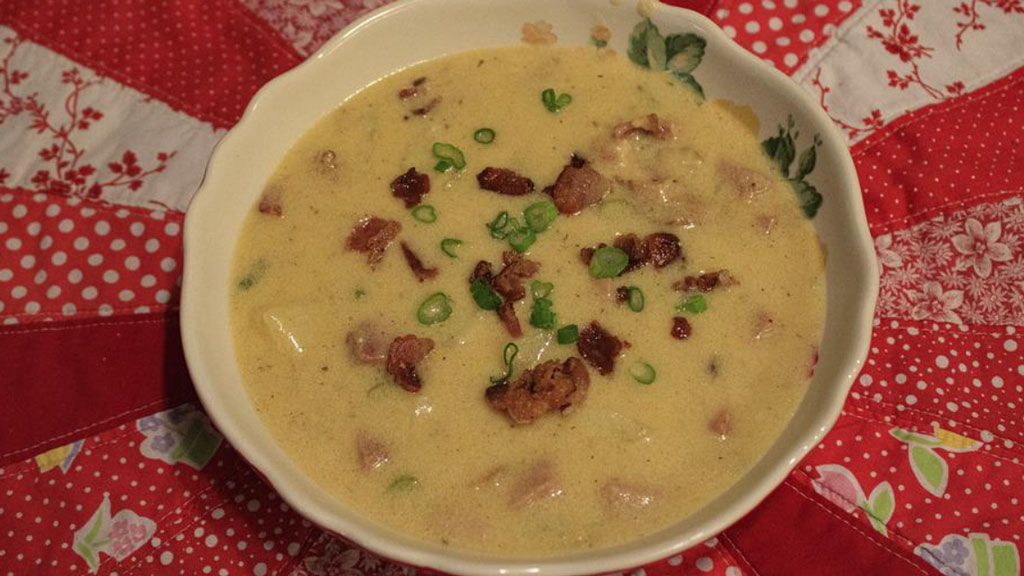 Caldo de batata com frango desfiado