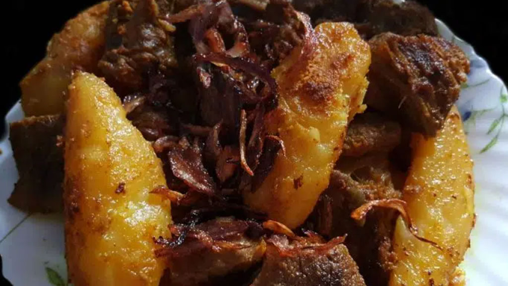 Carne frita com batatas