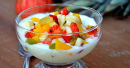 Salada de frutas com iogurte natural, lanche simples e muito saboroso