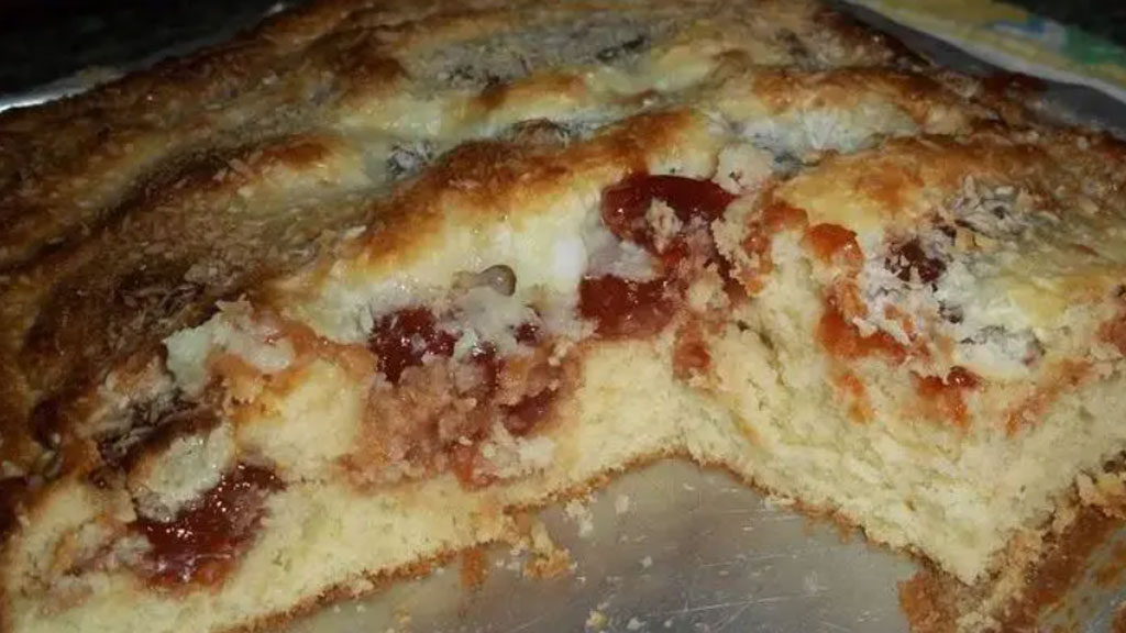 Bolo de mandioca com goiabada