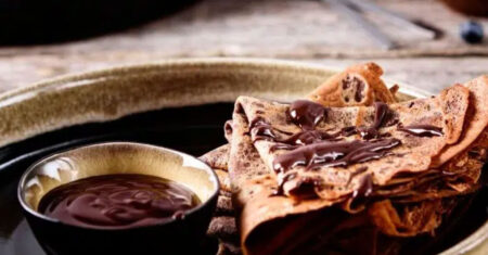 Crepe de chocolate com calda, faça essa delícia para servir de sobremesa