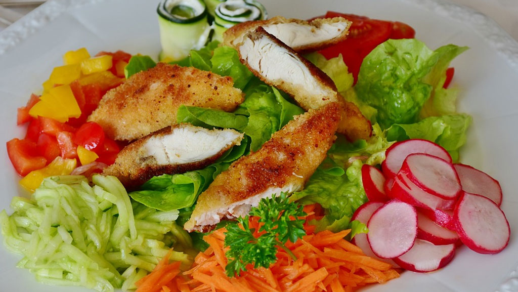 Salada de frango com grão de bico