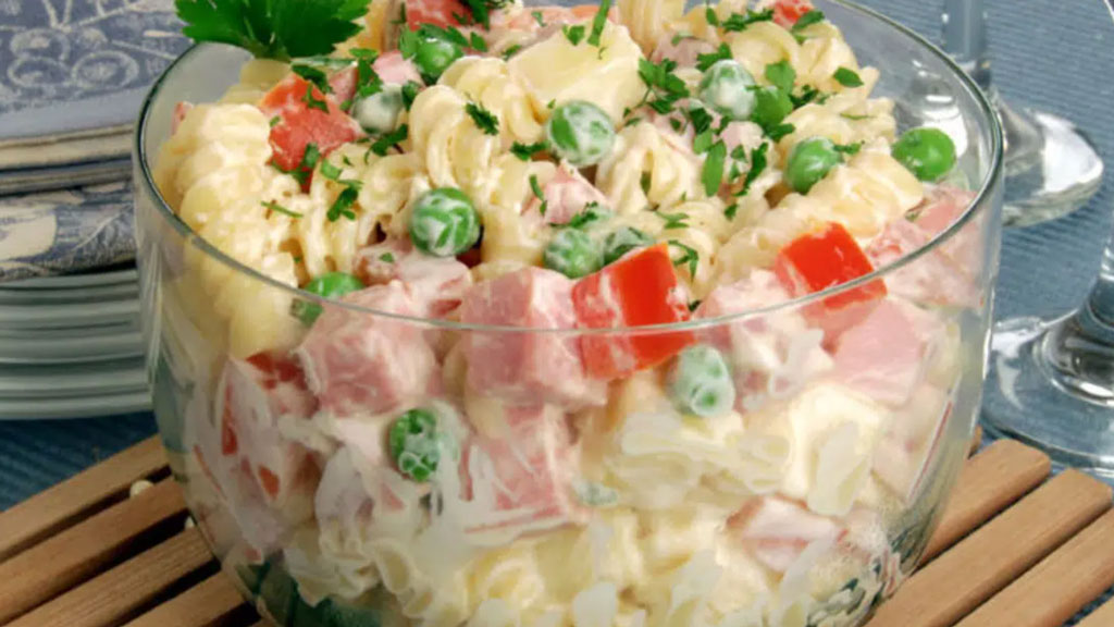 Salada de macarrão com sardinha