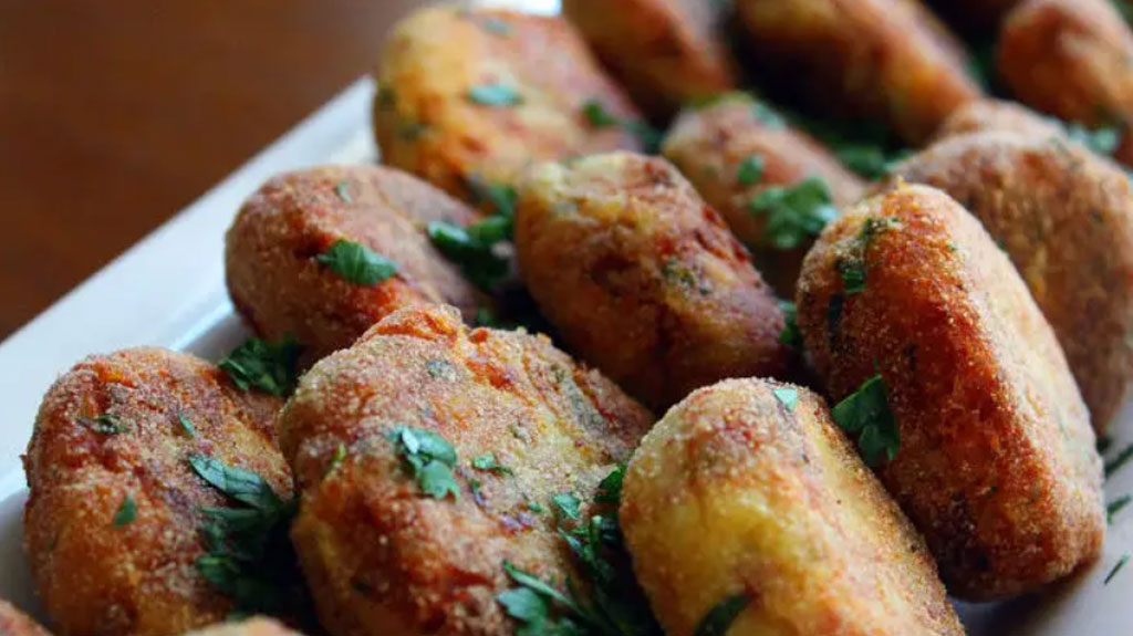 Bolinho de batata recheado e empanado