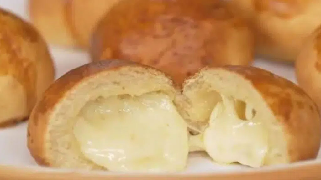 Pãozinho recheado com creme de queijo